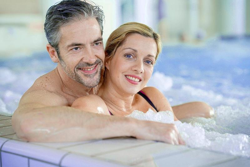 Paar entspannt im Whirlpool