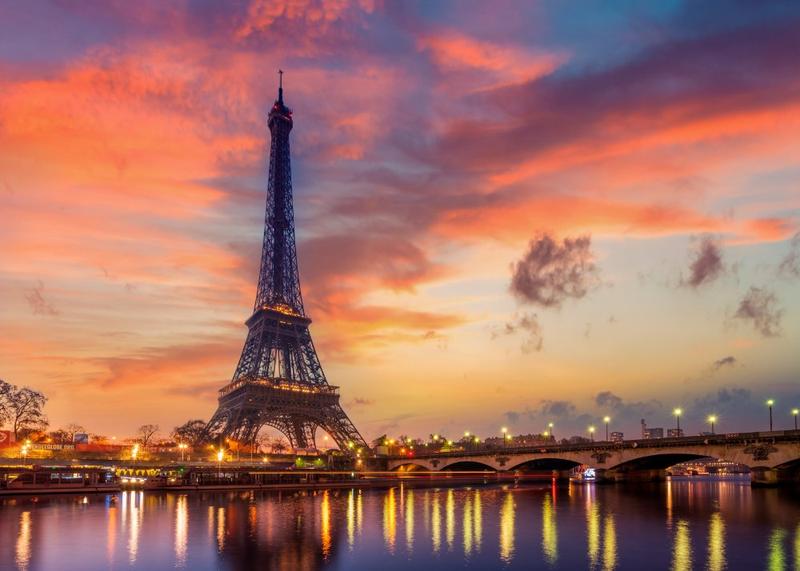 Eiffelturm in Paris bei Sonnenuntergang