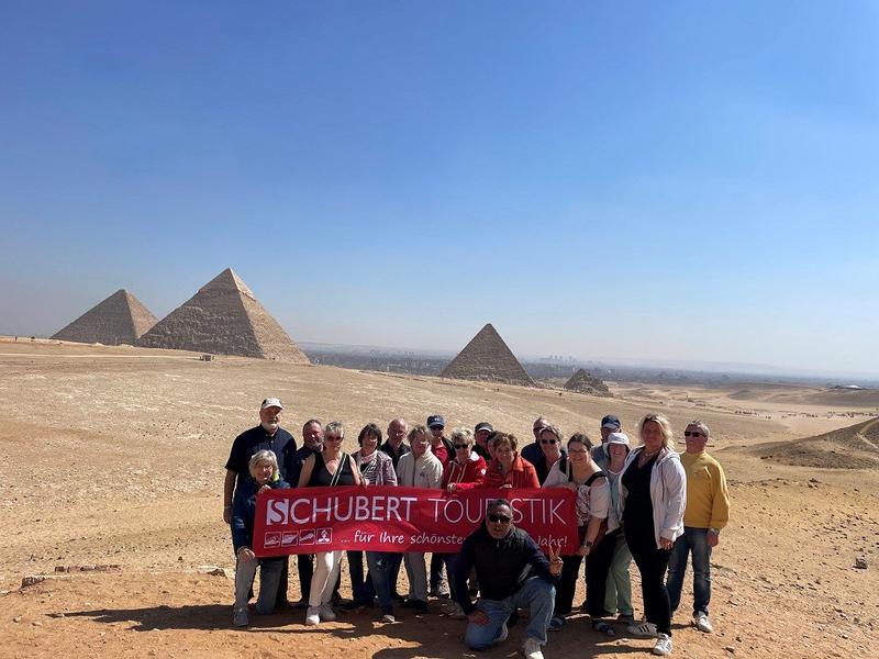 Schubert Touristik Reisegruppe vor den Pyramiden von Gizeh