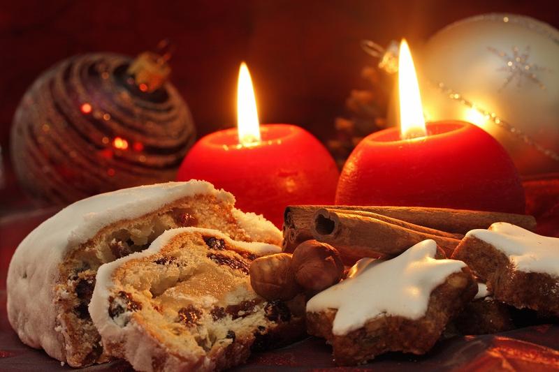 Adventskerzen und Weihnachtsgebäck