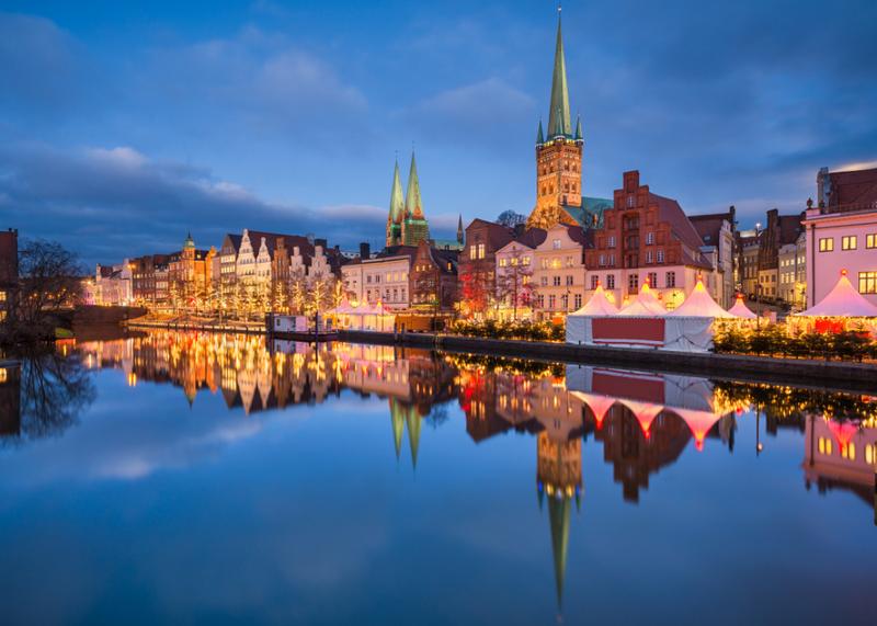 Weihnachtlich beleuchtete Altstadt von Lübeck