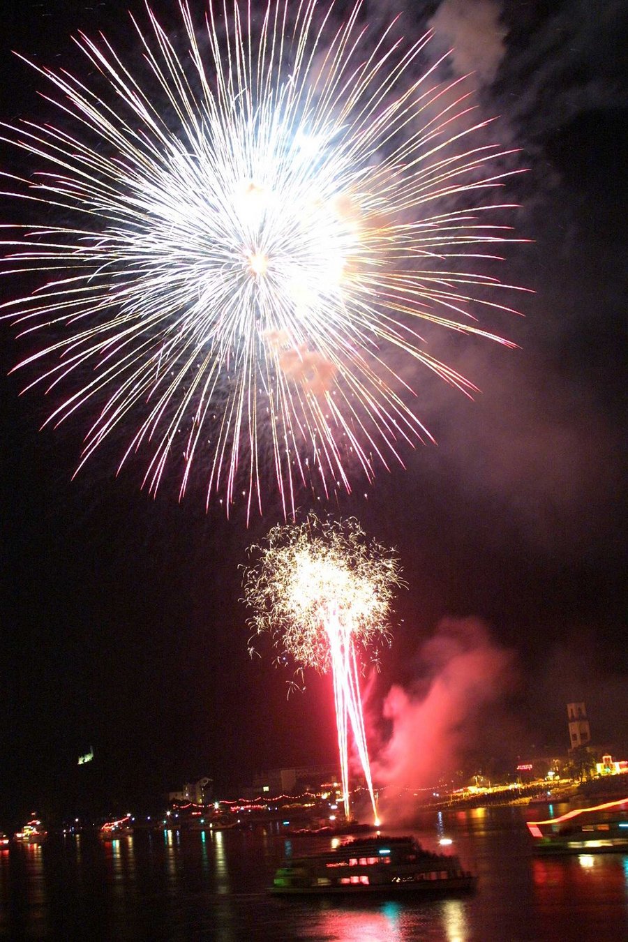 Rhein in Flammen mit der MS "Amadeus Elegant"