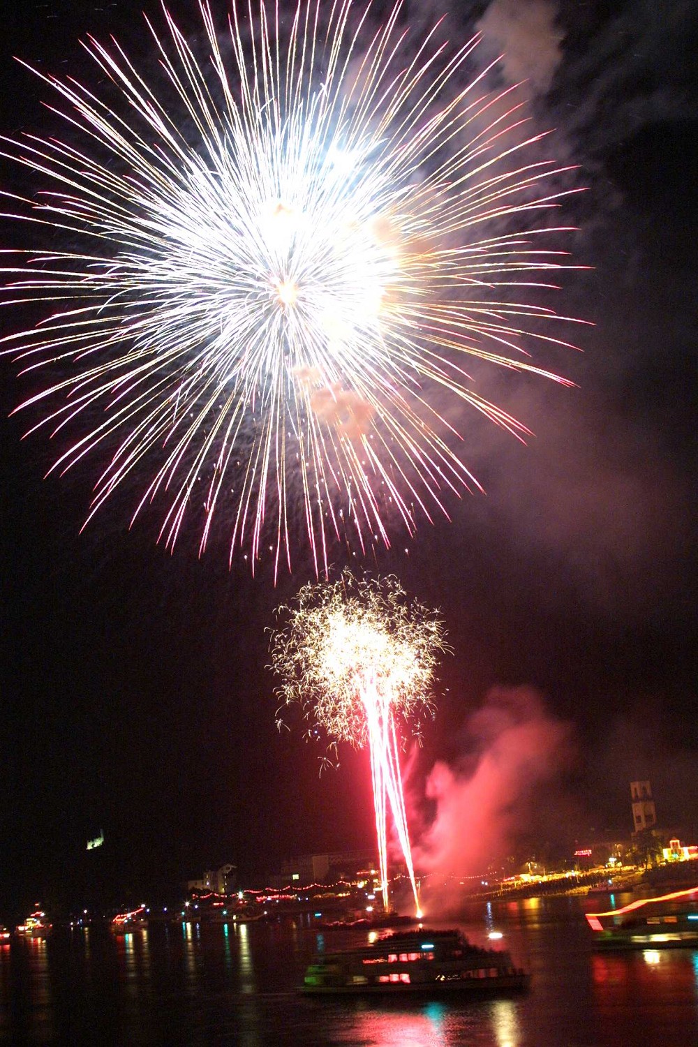 Rhein in Flammen mit der MS "Amadeus Elegant"